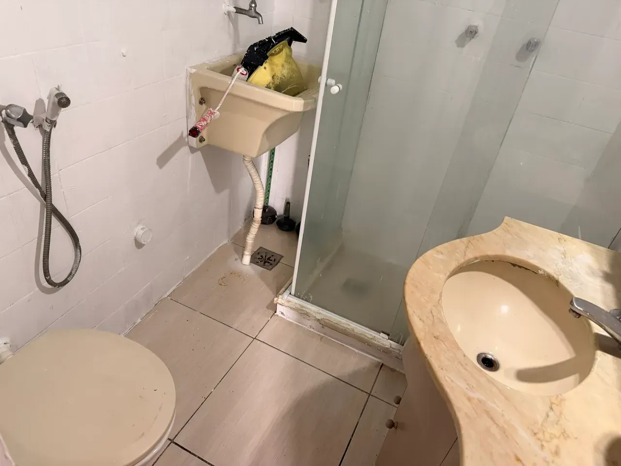 2-bedroom apartment with 1 bathroom and glass shower — photo 9