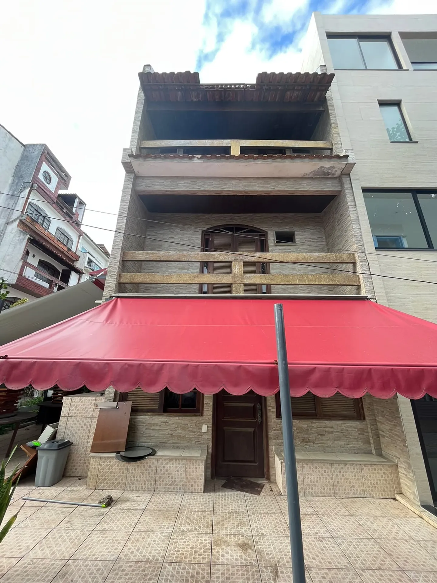Balcony with a grill in a 3-bedroom house, 200 m² — photo 10