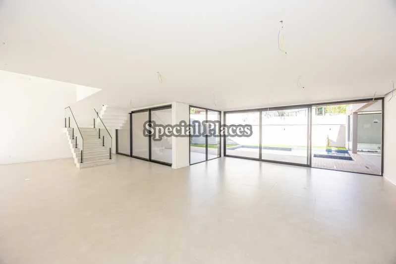 Unfurnished house with 5 bedrooms and an open-plan kitchen — photo 19