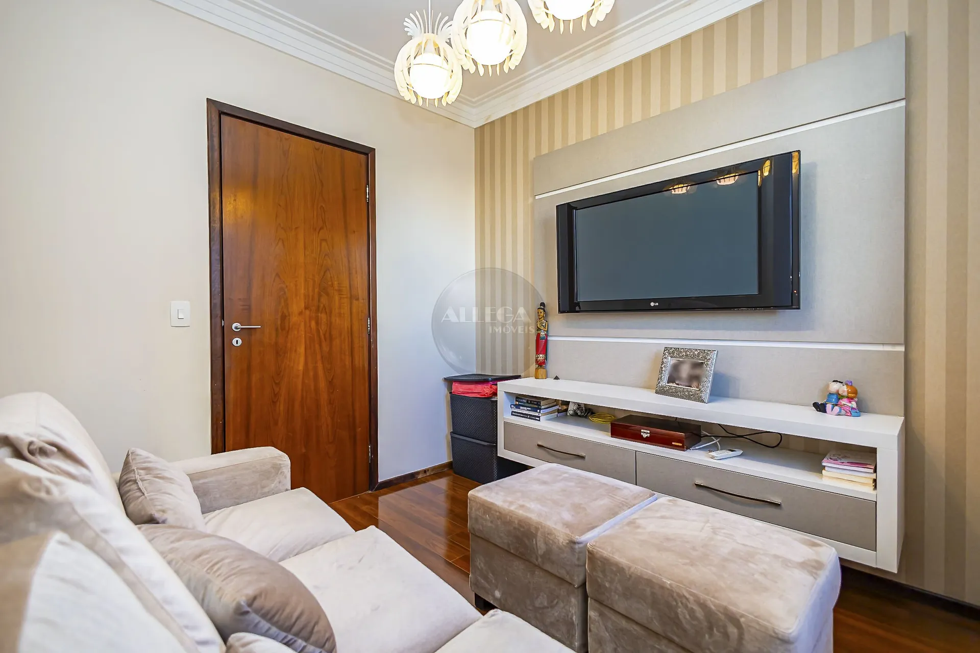 Apartamento com 4 quartos e piso de madeira na sala — photo 35