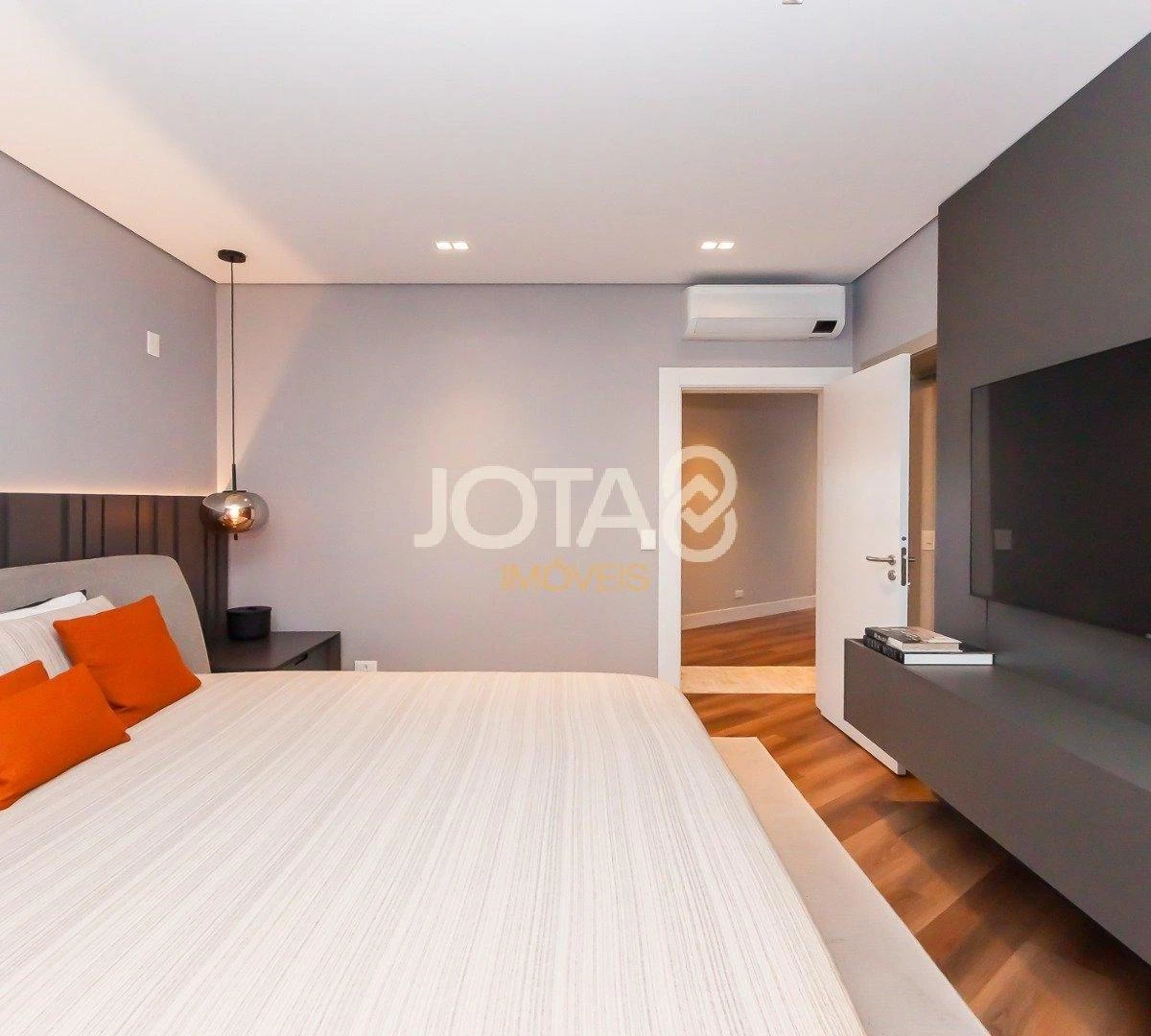 Floor-to-ceiling windows in a 4-bedroom house, 305 m² — photo 8
