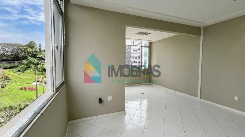 One-bedroom apartment with a park view — photo 10