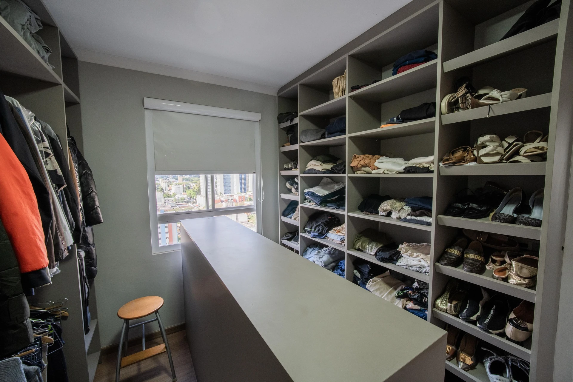 Walk-in closet in a 2-bedroom apartment, 91 m² — photo 27