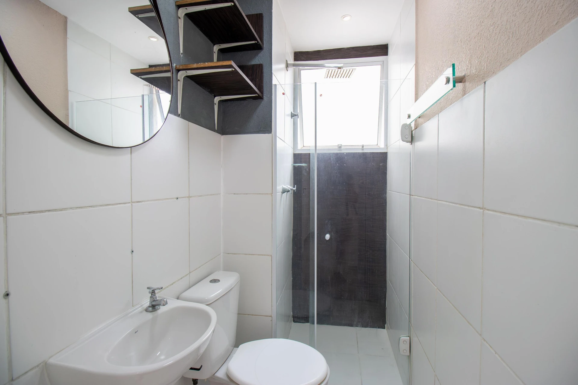 2-bedroom apartment in a building with a gym — photo 4