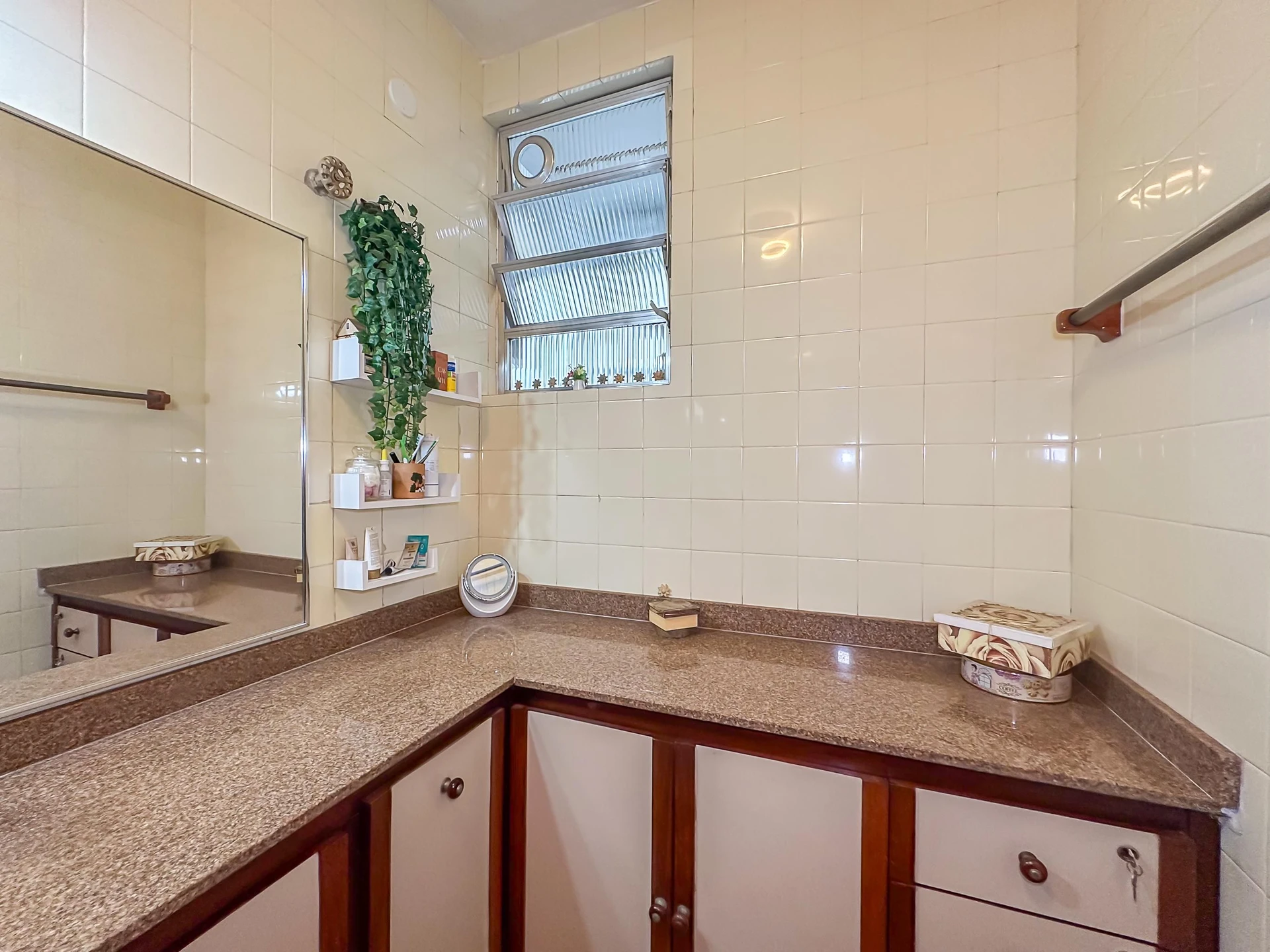 Furnished 2-bedroom apartment with separate kitchen — photo 33