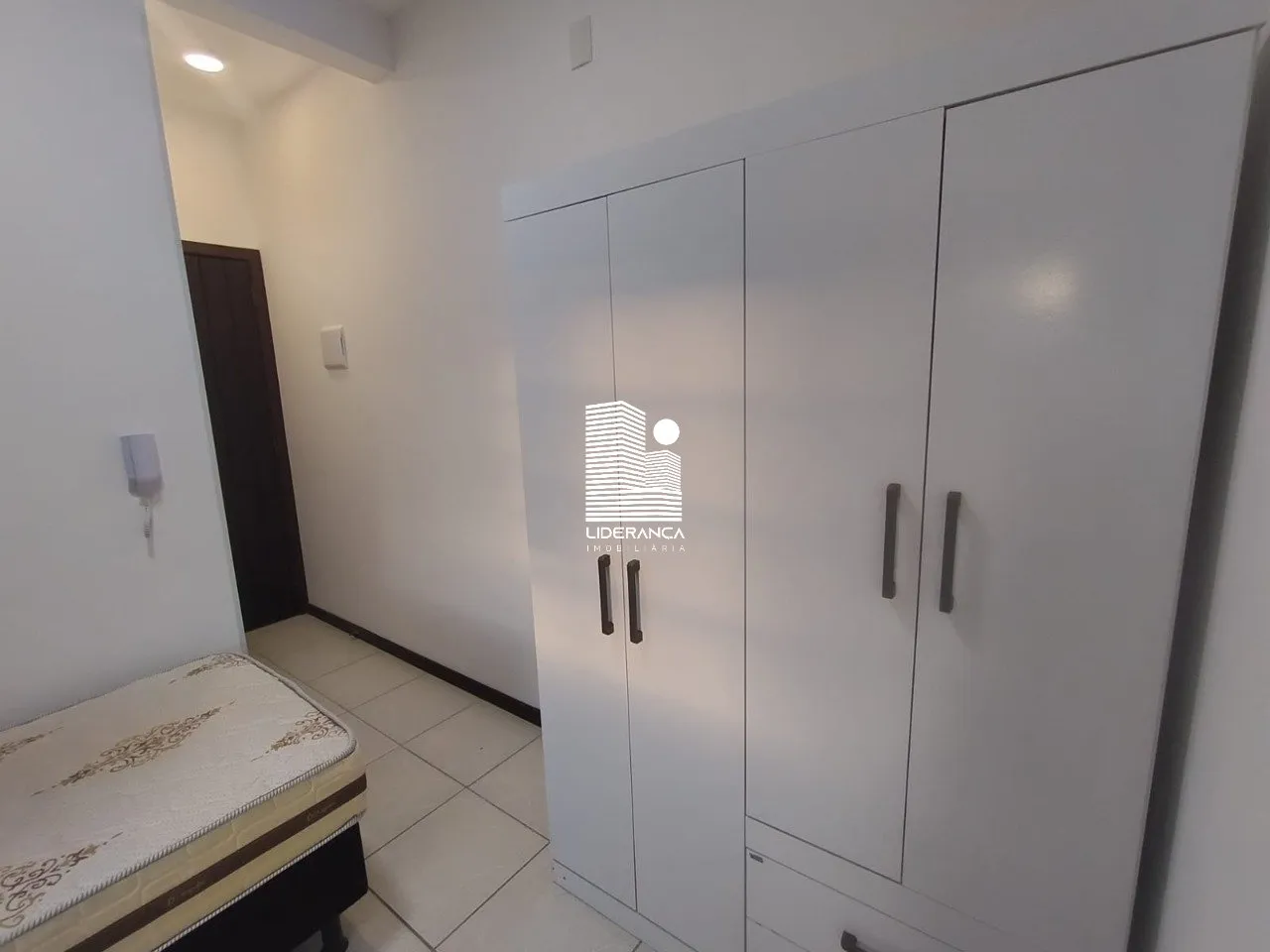 Furnished 15 m² studio with 1 bedroom and 1 bathroom — photo 9