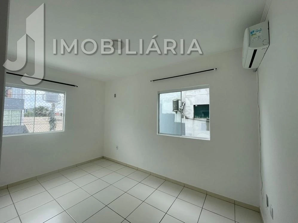 Glass-enclosed balcony in a 3-bedroom apartment, 90 m² — photo 3