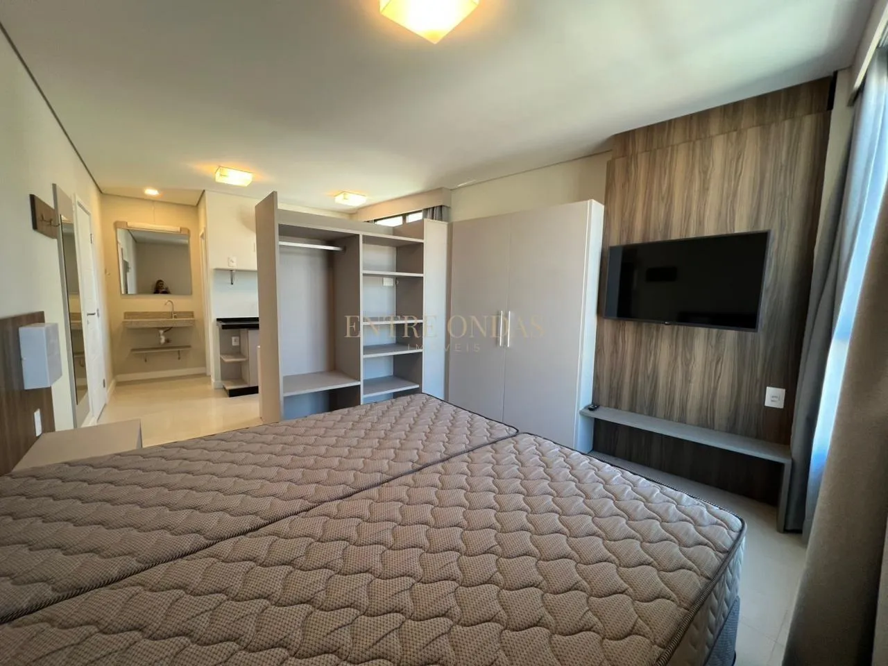 Furnished studio in a building with a coworking space