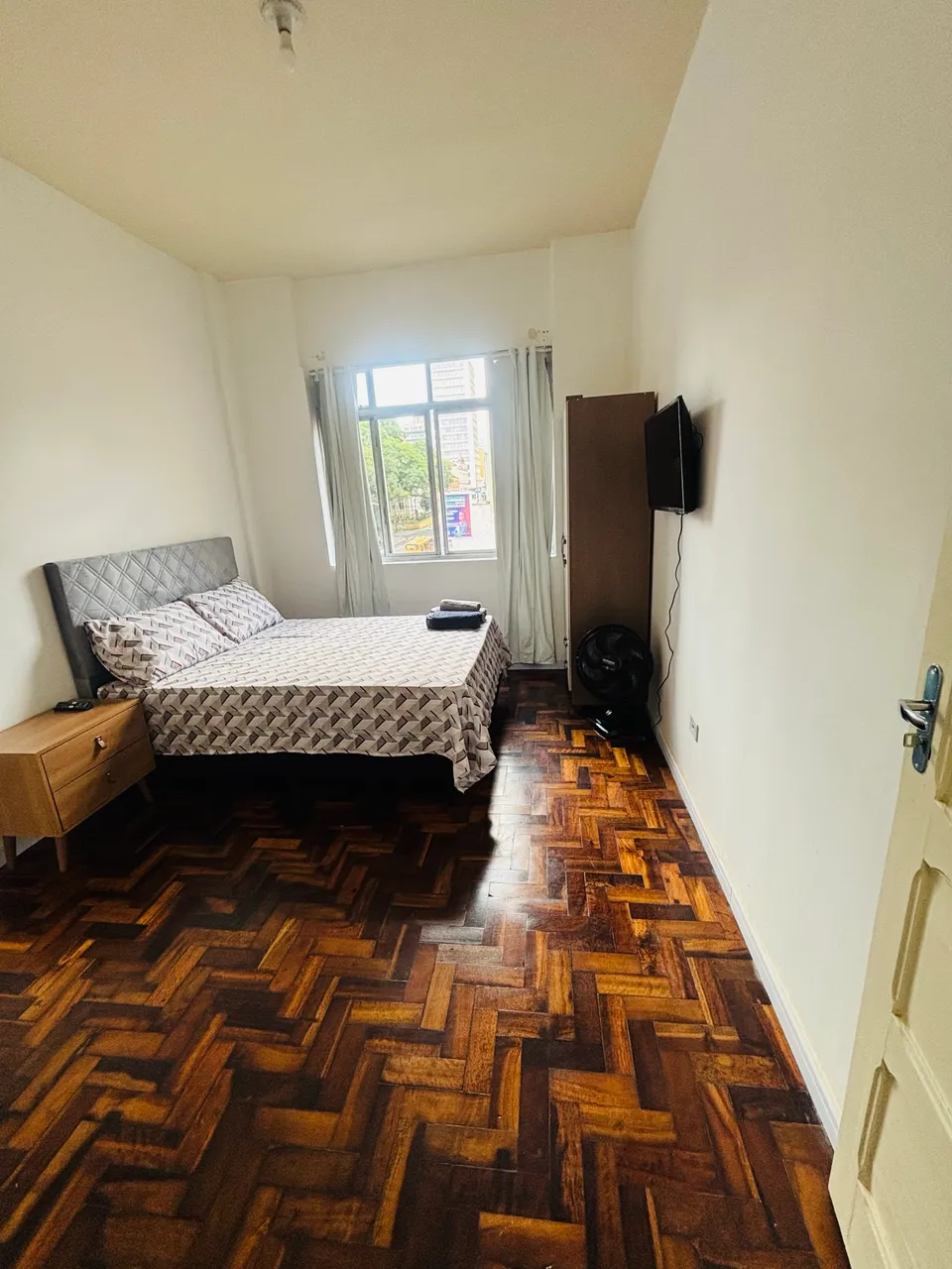 One-bedroom apartment with wood or laminate floors — photo 5