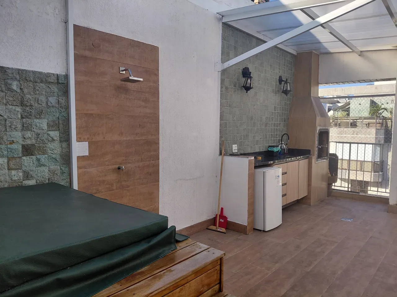 Furnished 3-bedroom apartment with glass balcony — photo 34