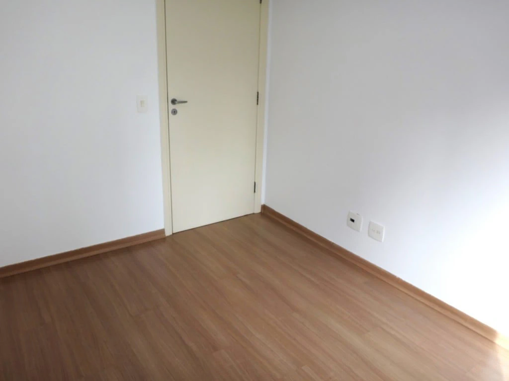 3-bedroom apartment with wood or laminate floors — photo 7
