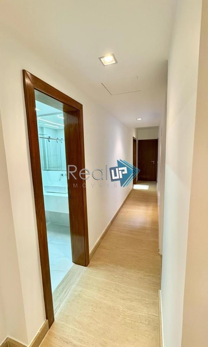 Квартира 212 м²: 3 спальни и 3 ванные комнаты — photo 21