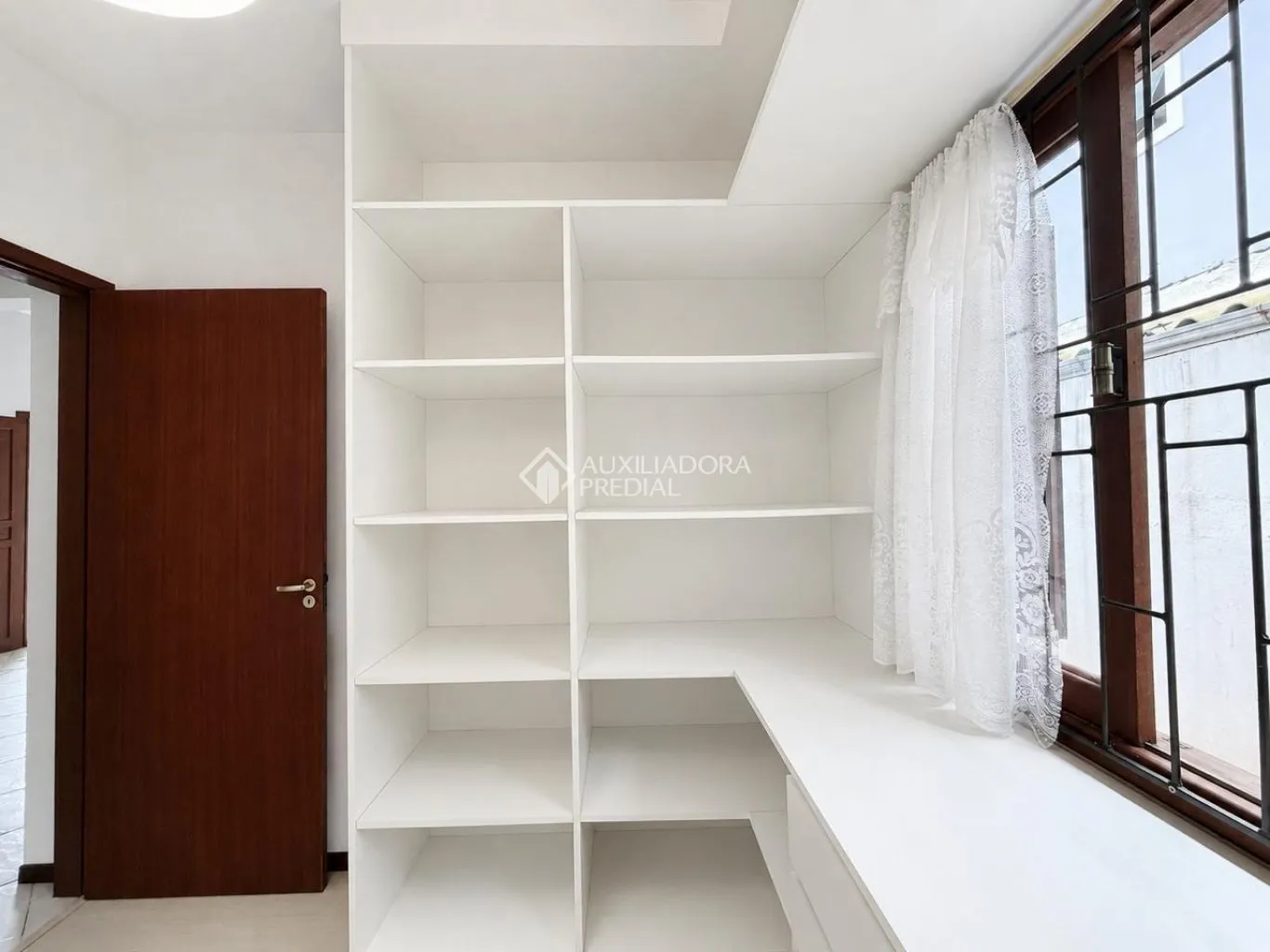 Casa de 3 dormitorios con cocina cerrada y cocina a gas — photo 17