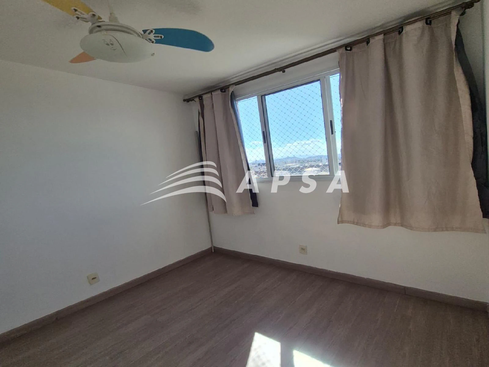 Apartamento de 2 quartos com piso de madeira ou laminado — photo 15