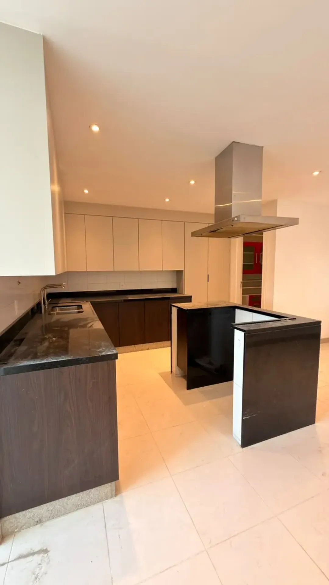 575 m² apartment with 5 en-suite bedrooms and glass balcony — photo 19