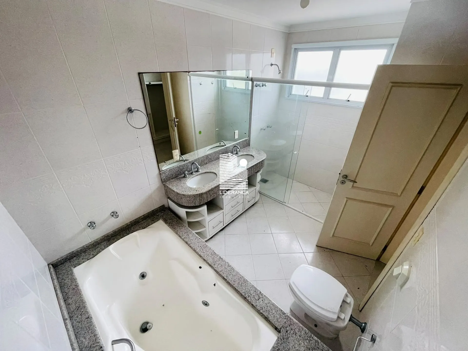 450 m² house with 4 bedrooms and a private garden — photo 9