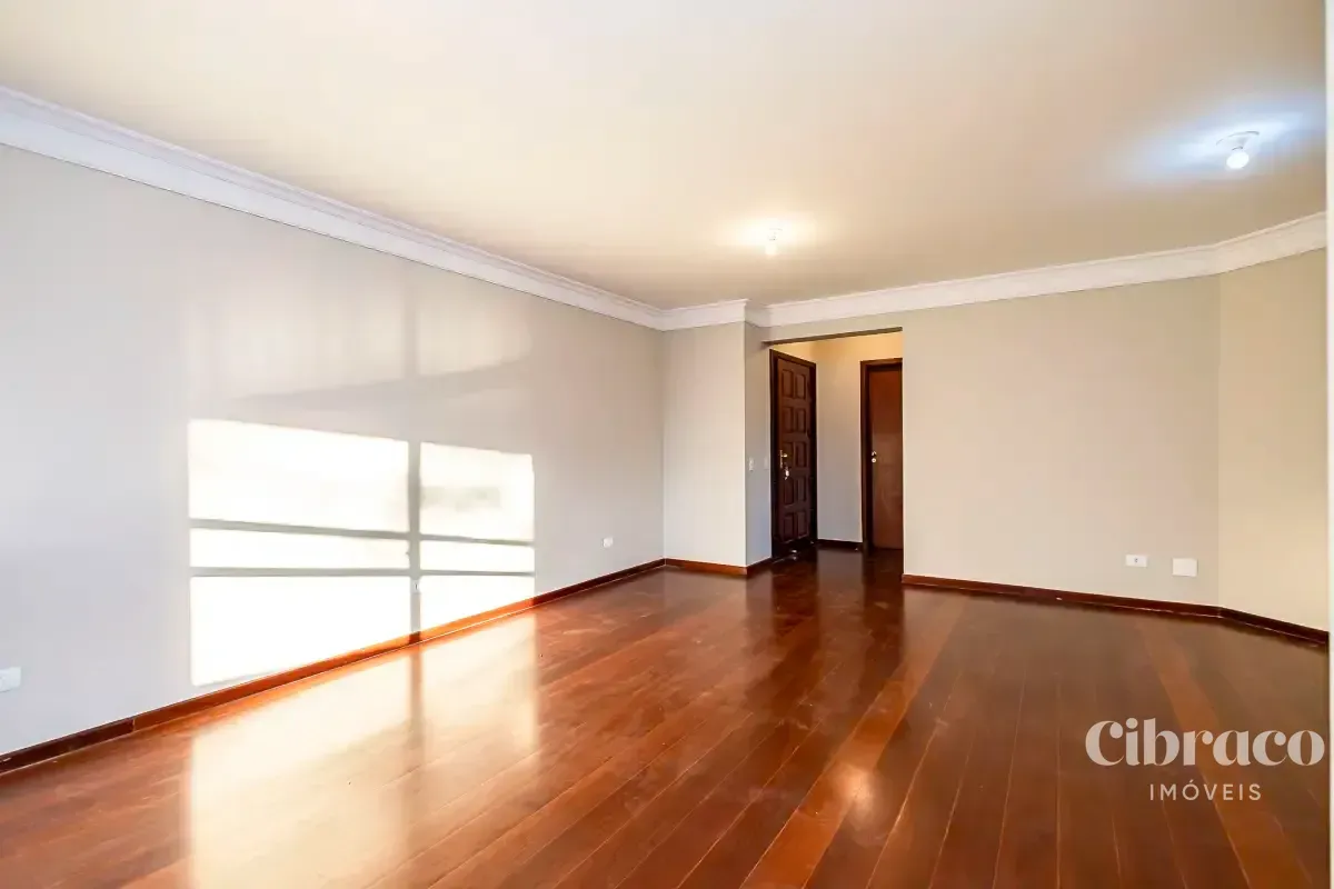 250 m² apartment with 3 bedrooms and a balcony — photo 4