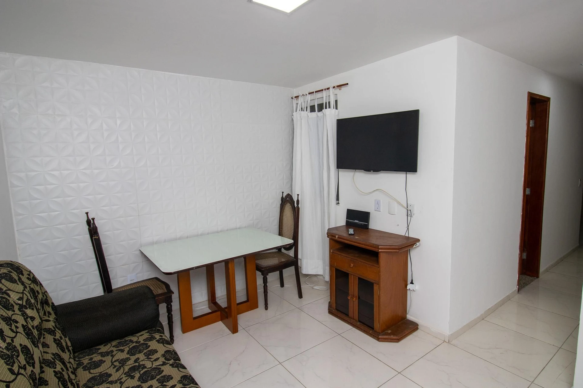 Furnished 2-bedroom apartment with 1 parking space and 2 baths