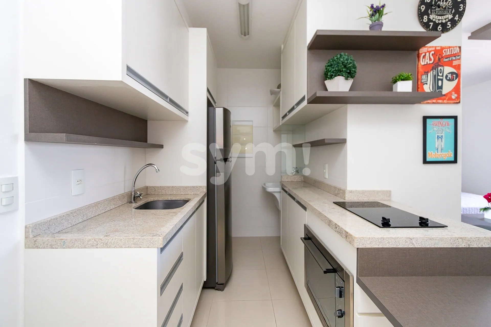 Furnished 1-bedroom apartment with a glass-enclosed balcony — photo 91