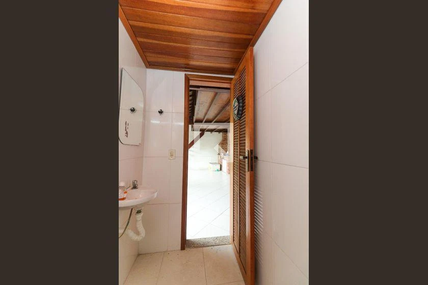 Balcony with a grill in a 2-bedroom house, 125 m² — photo 15
