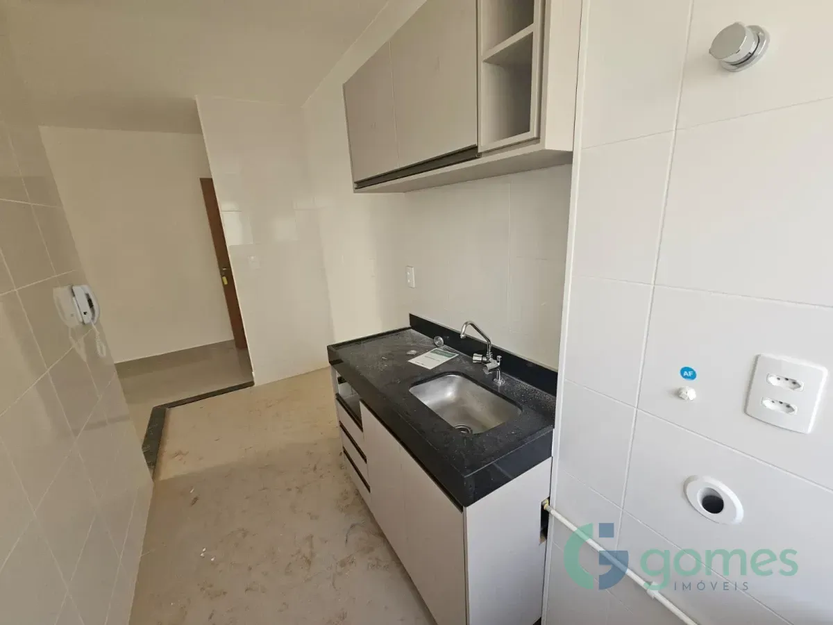 Apartamento de 2 quartos em condomínio com piscina