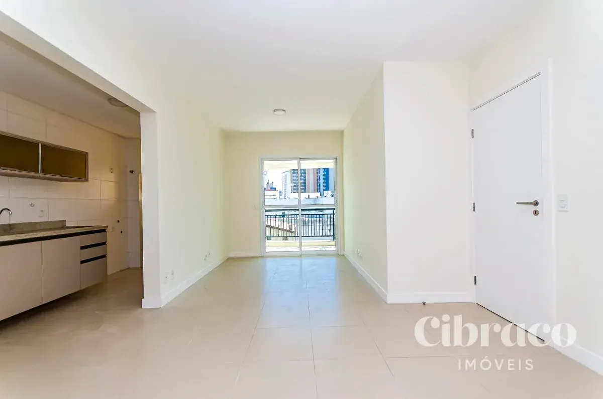Balcony with a grill in a 2-bedroom apartment, 71 m² — photo 29