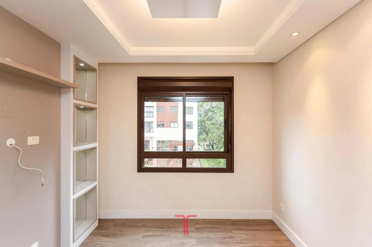 3-bedroom apartment in a building with a pool — photo 6