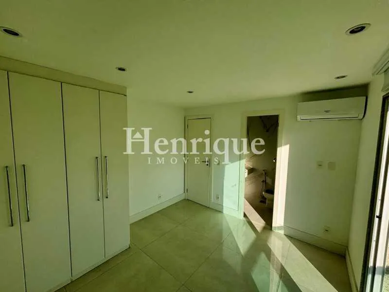 Triplex penthouse with 3 bedrooms and 3 bathrooms — photo 13