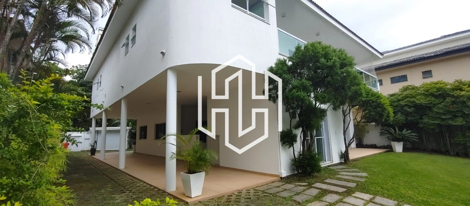 1500 m² house with floor-to-ceiling windows and a bathtub — photo 8