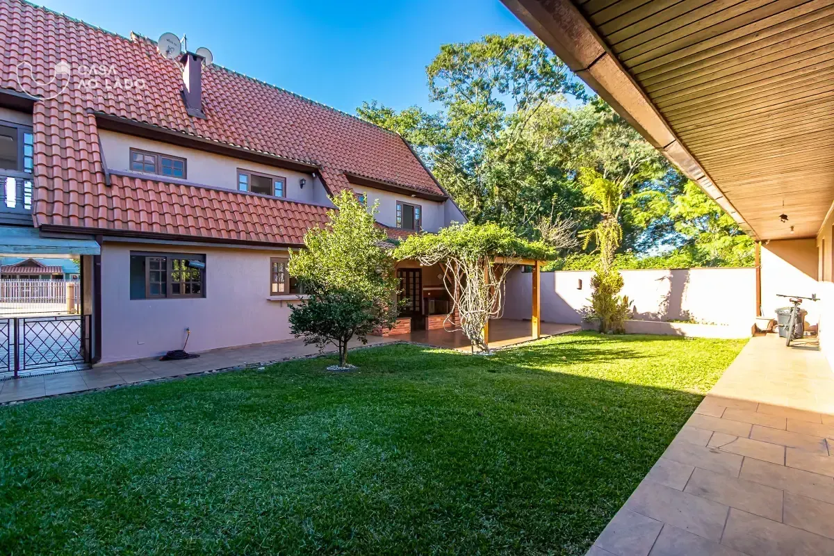 390 m² house with 6 bedrooms and a backyard unit
