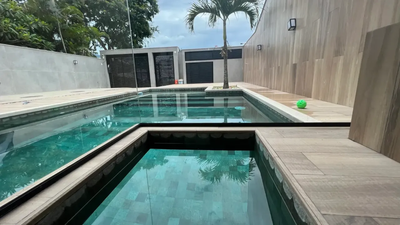 House with 5 bedrooms and 5 bathrooms plus 3 parking spots — photo 4