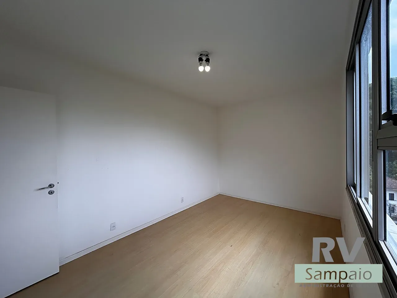 One-bedroom apartment with a mountain view in Rio de Janeiro — photo 14