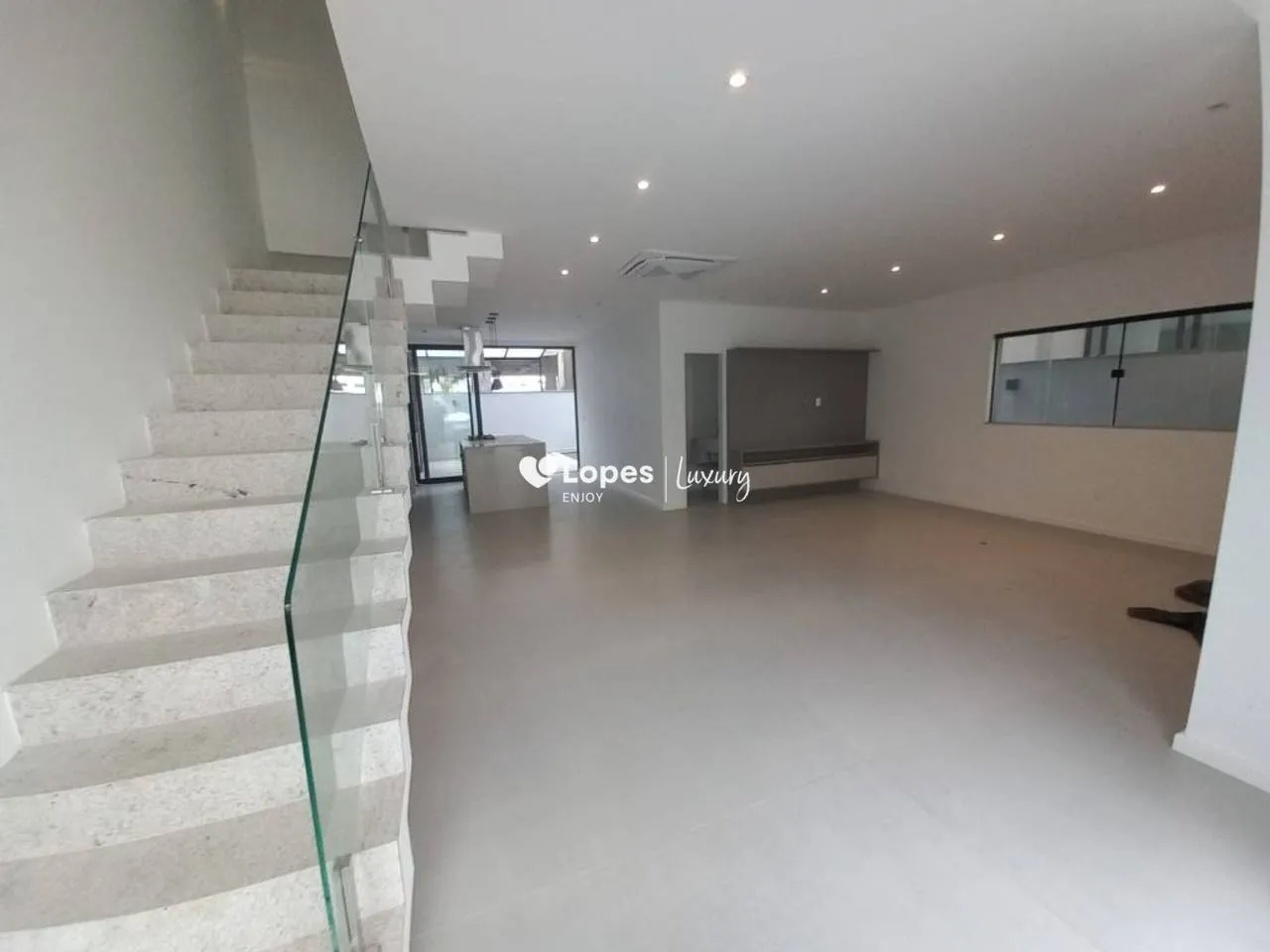 Unfurnished 4-bedroom house with 5 bathrooms and 329 m² — photo 4