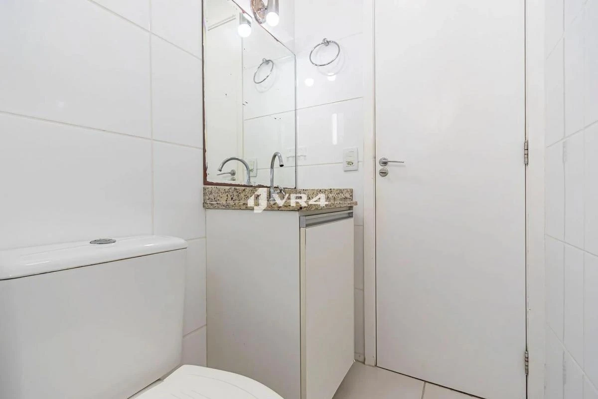 Balcony with a grill in a 2-bedroom apartment, 70 m² — photo 36