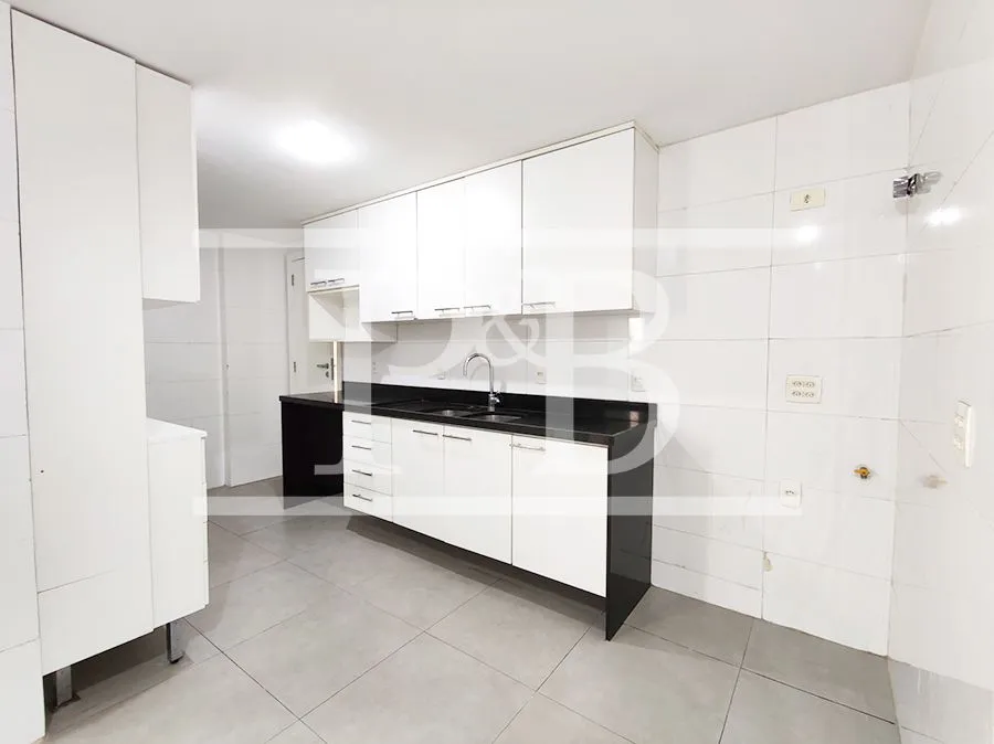4-bedroom apartment with balcony, 300 m² — photo 27