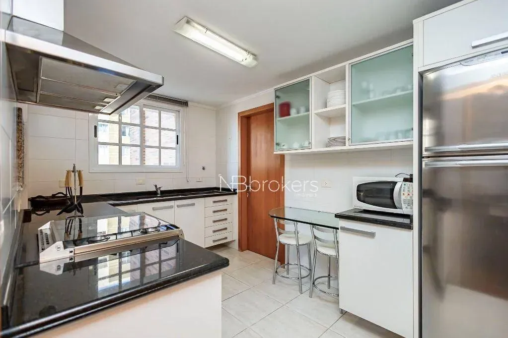 3-bedroom apartment with a walk-in closet — photo 2