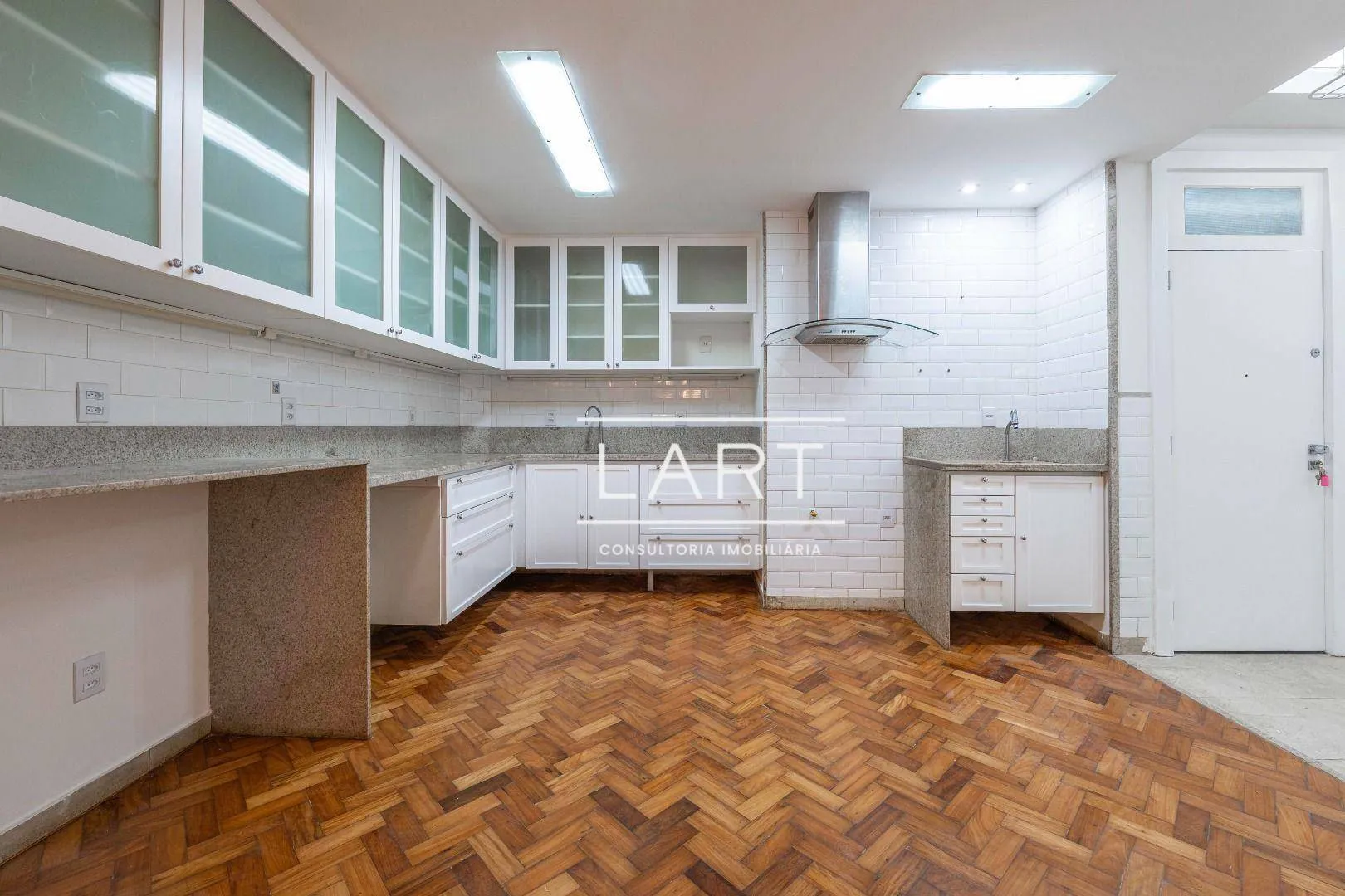 4-bedroom apartment with 5 bathrooms, 210 m² — photo 24