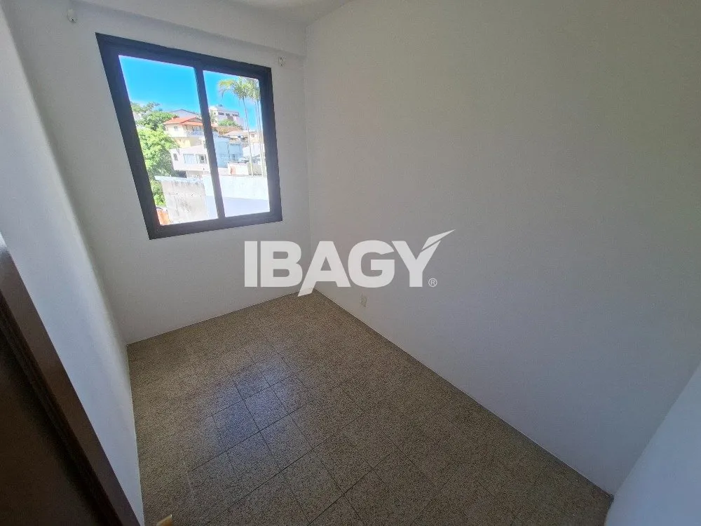 302 m² apartment with a water view and a bathtub — photo 48