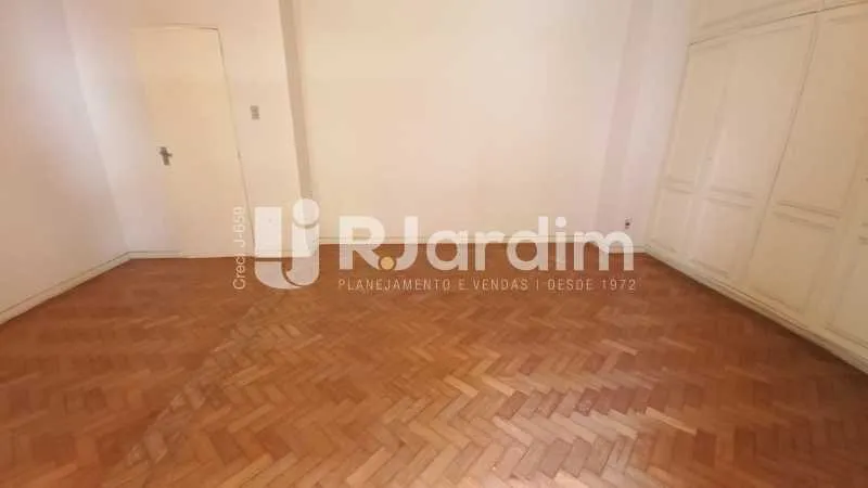 Unfurnished house with 6 bedrooms and 401 m² — photo 15