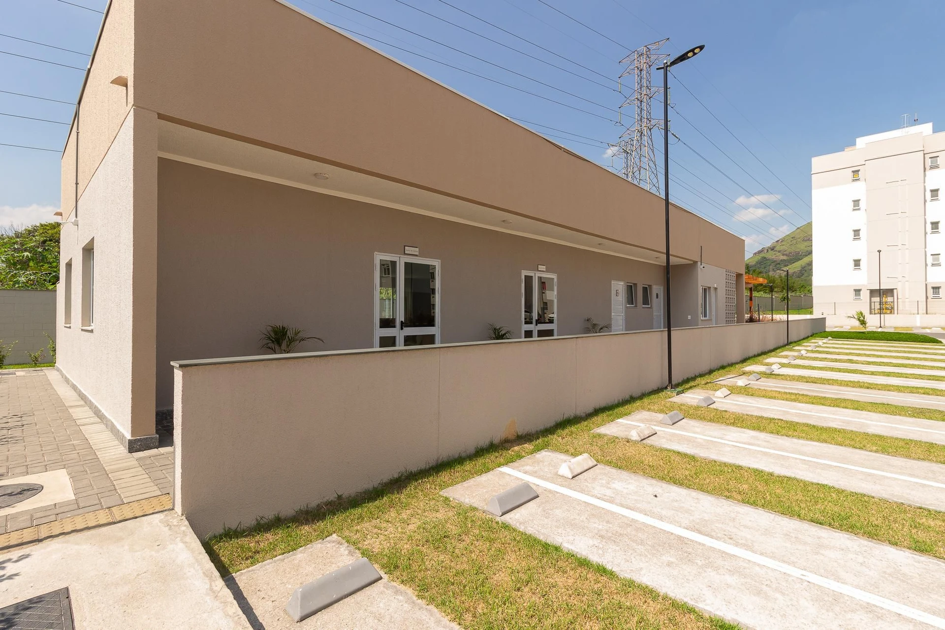 Apartamento com 2 quartos e box de vidro no banheiro — photo 16