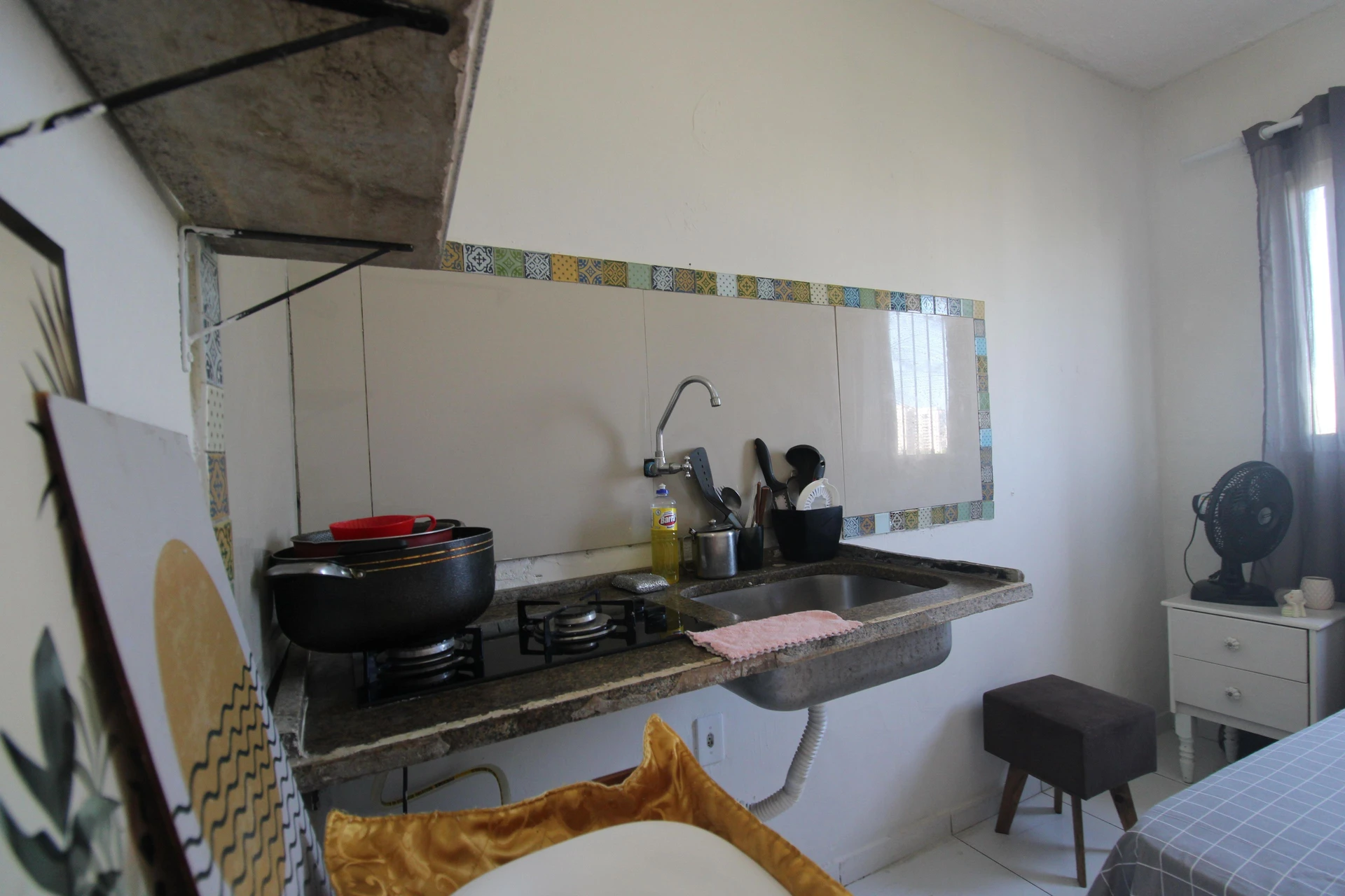 Kitnet com 1 quarto e cooktop a gás compacto — photo 4