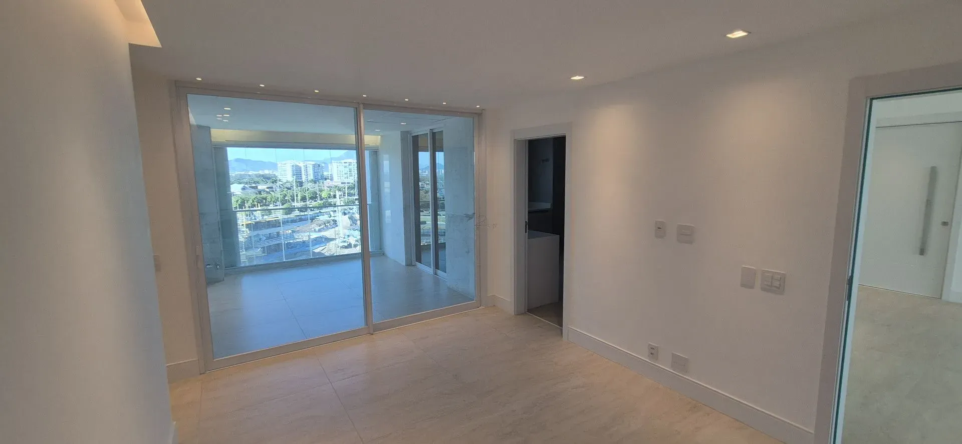 Unfurnished 4-bedroom apartment with closed kitchen — photo 31