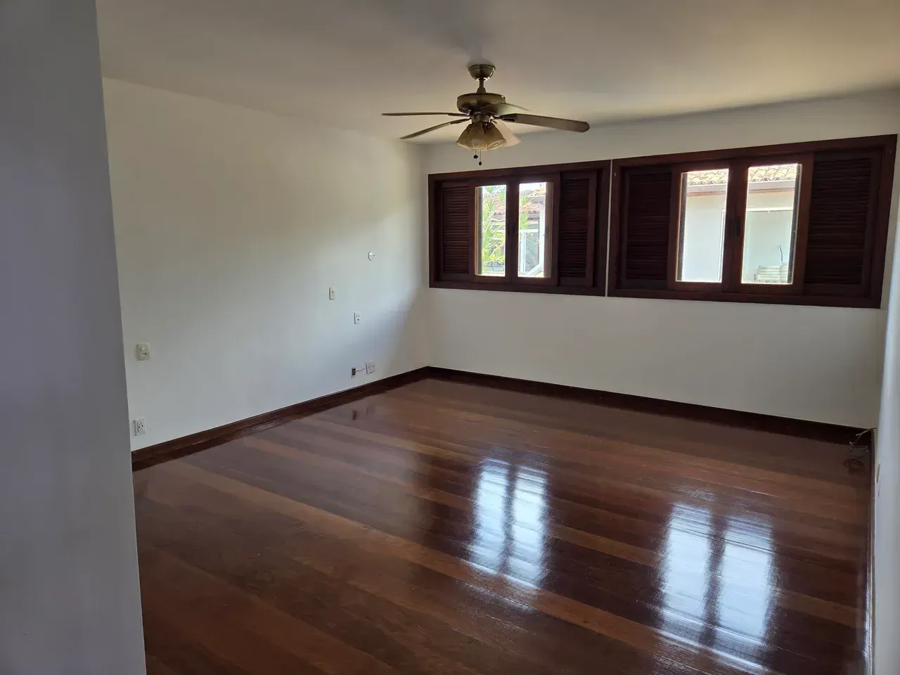 Casa com 5 quartos e 5 banheiros e varanda envidraçada — photo 45