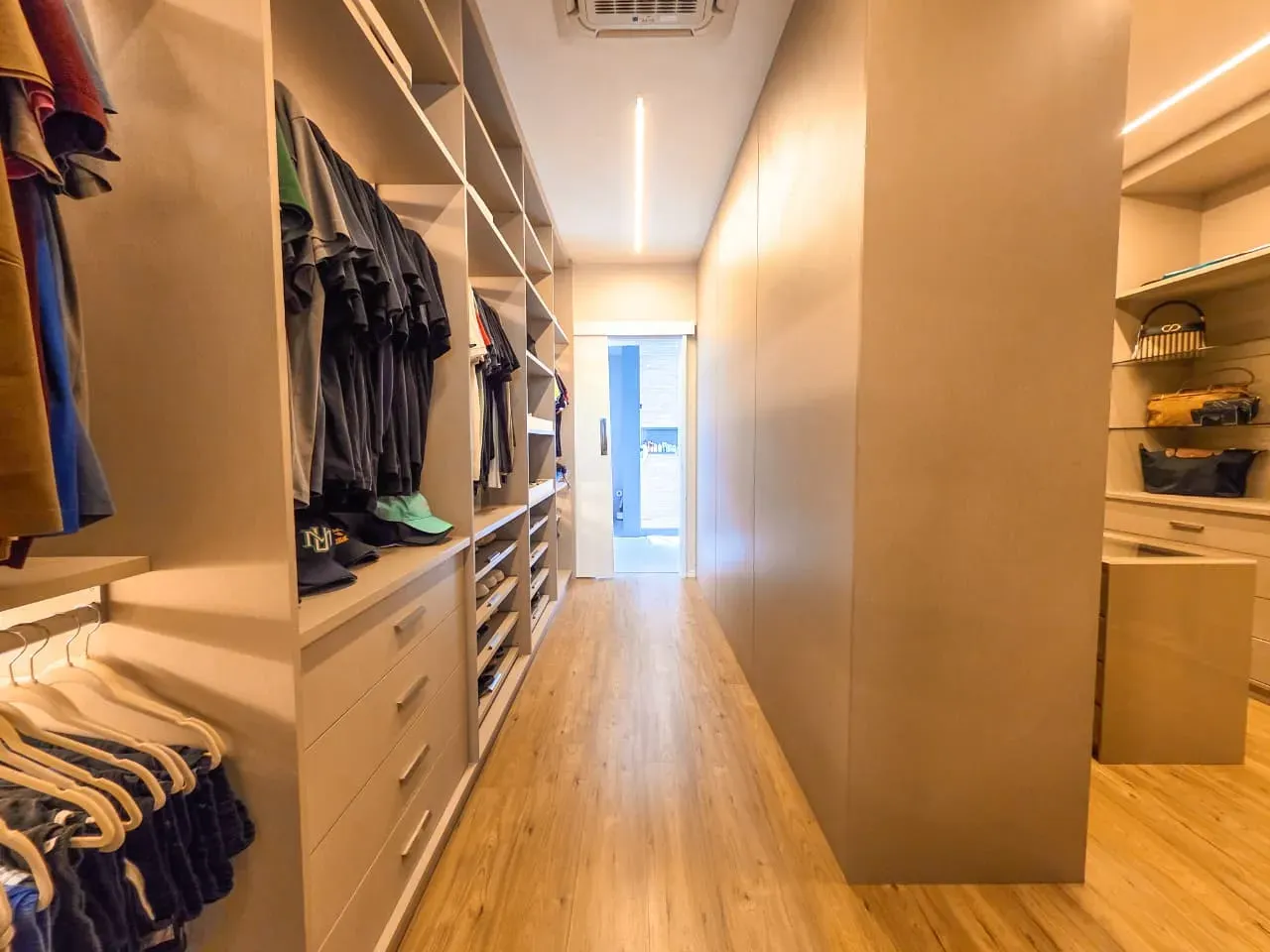 Furnished house, 920 m², with a bathtub — photo 36