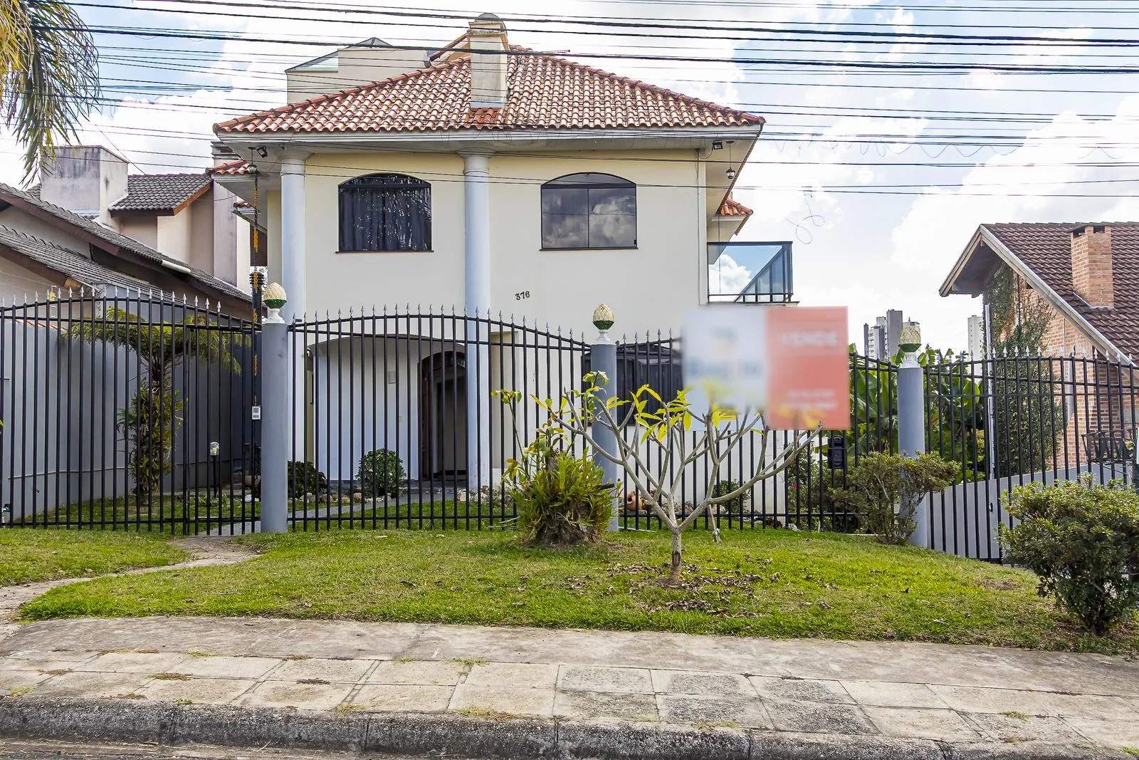 3-bedroom house with a separate kitchen and gas stove