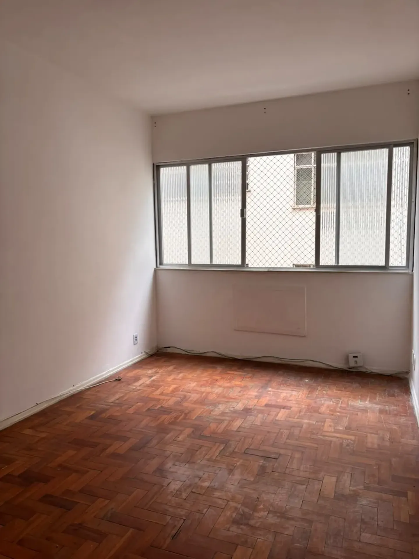 2-bedroom apartment with wood or laminate floors — photo 6