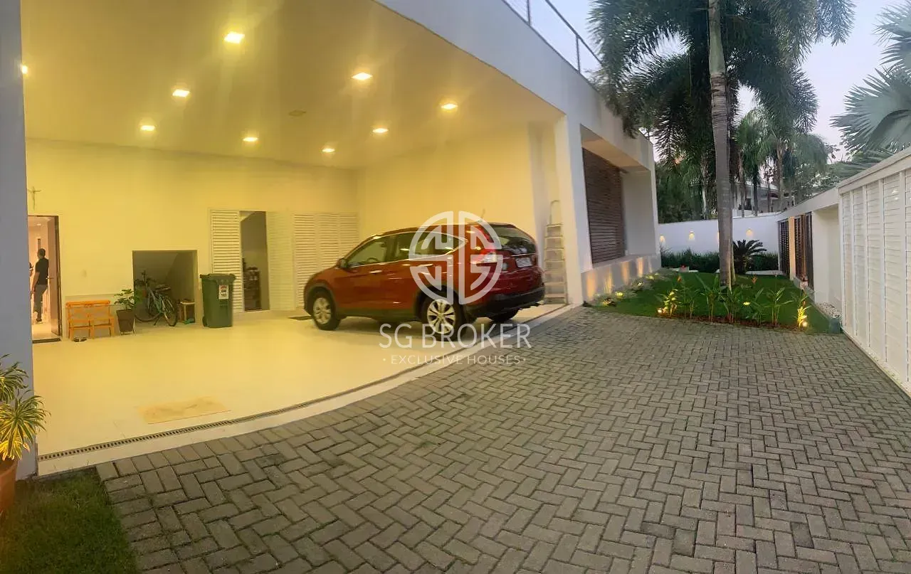 Furnished house, 800 m², with floor-to-ceiling windows — photo 2