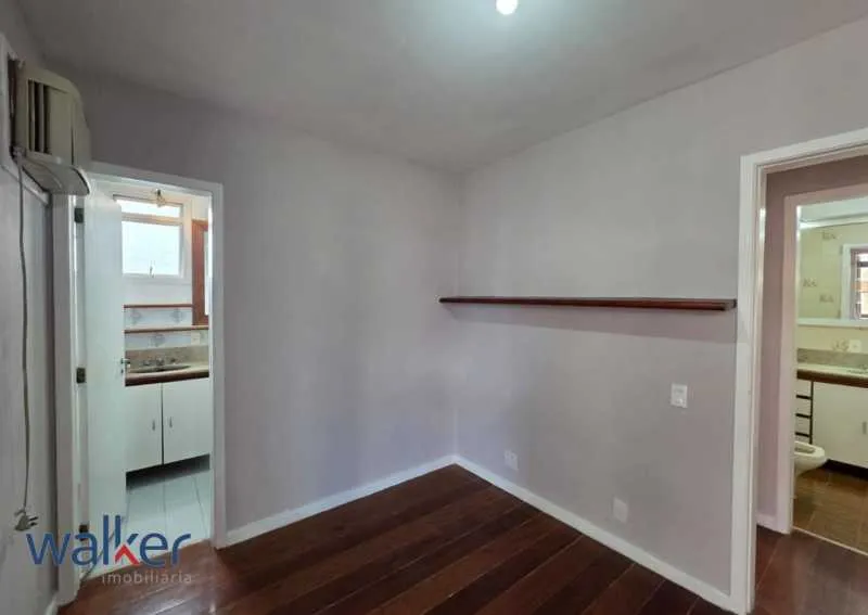 Balcony with a grill in a 3-bedroom apartment, 120 m² — photo 11