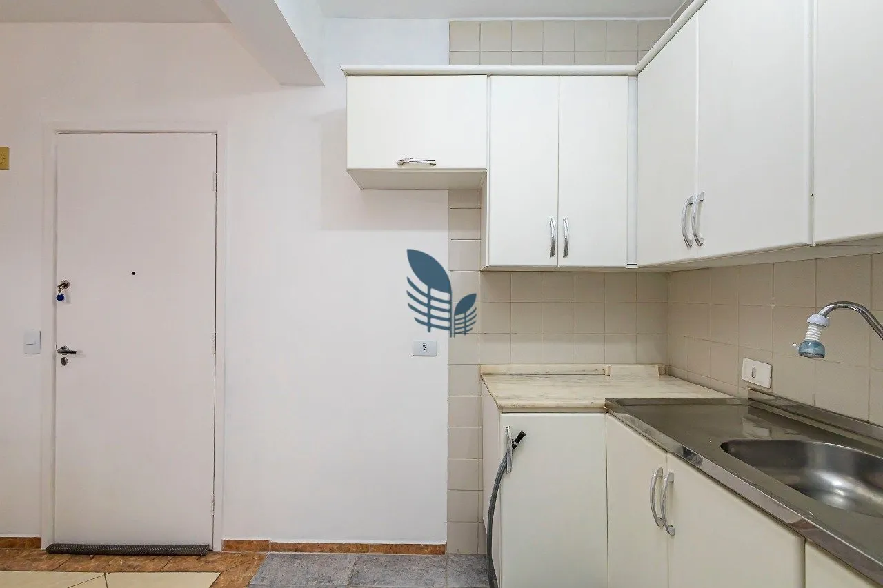 1-bedroom apartment with en-suite bathroom and separate kitchen — photo 12