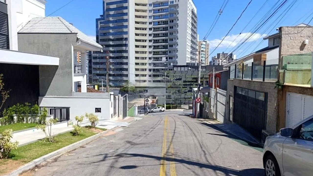 Apartamento com 1 dormitório e cozinha compacta com forno — photo 11